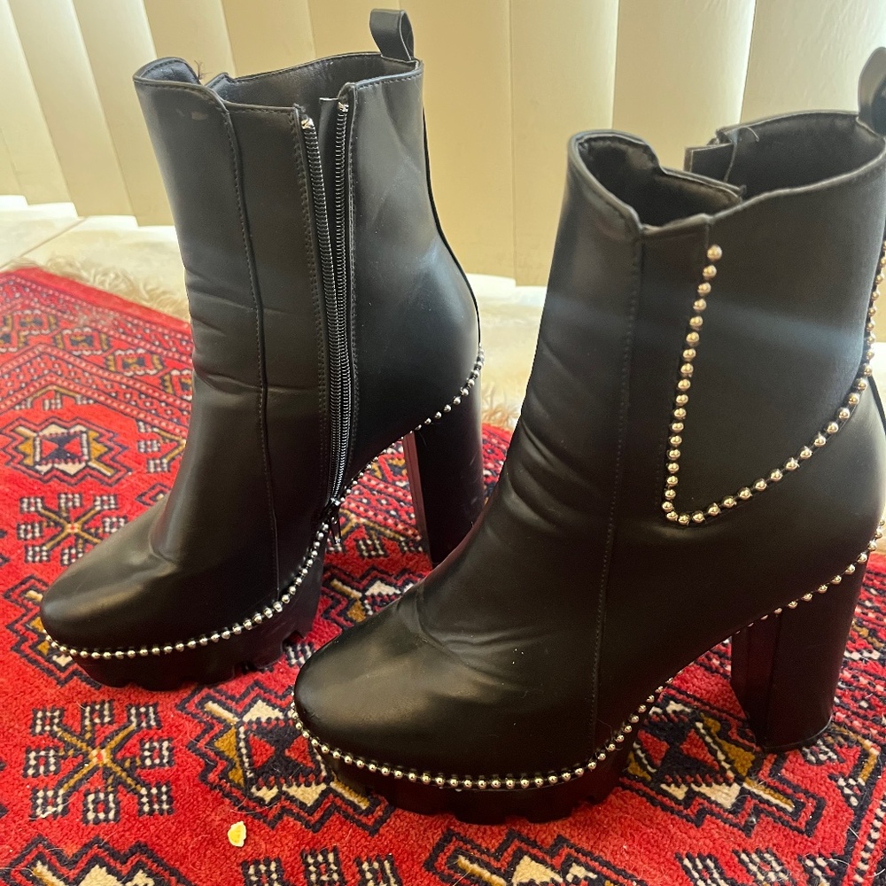 Ladies High Black Platforms -- Excellent Condition!